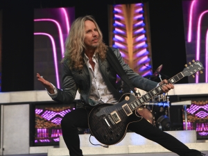 The Power and the Will: Tommy Shaw in action. Photo by Jason Powell.