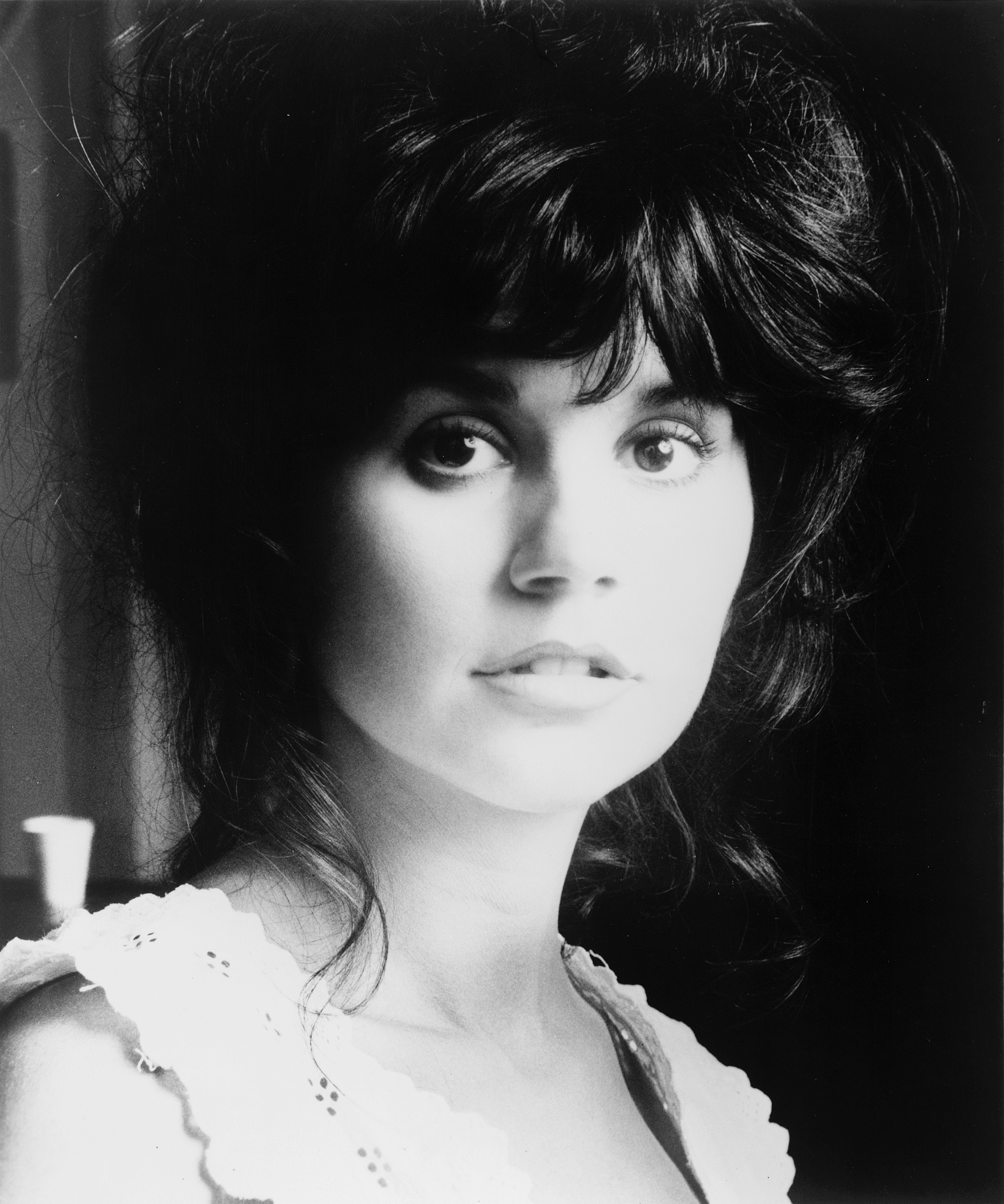 Linda Ronstadt's 70s Reign: Iconic Music & Style
