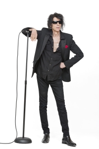 PETER WOLF - LEANING ON MIKE STAND _ PHOTO BY JOE GREEN
